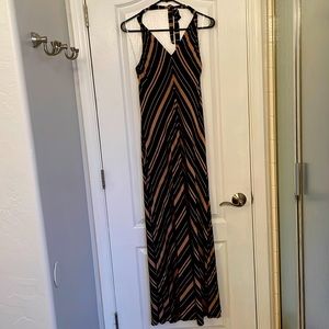 Som slimming pattern black & tan halter top maxi dress. Built-in bra & POCKETS